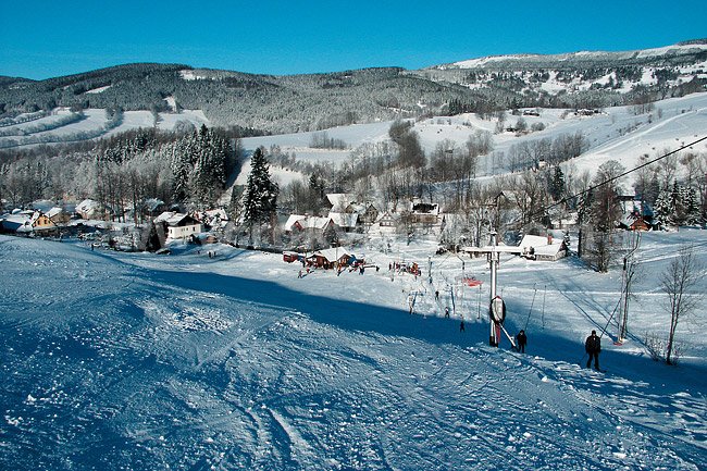 SKIARE�L MODR� HV�ZDA - BAH�NKA - ROKYTNICE NAD JIZEROU
