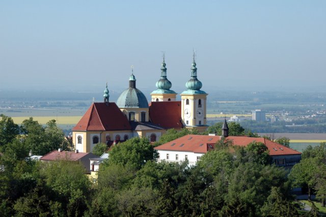 Pohled z věže na chrám Navštívení panny Marie