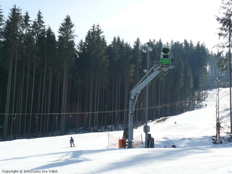 Ski areál Bílá - Hydraulické rameno pod zasněžovacím vrtulovým dělem