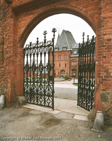 Nádvoří Červeného zámku