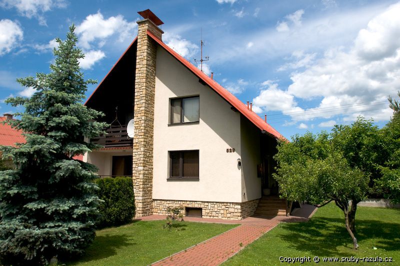 CHATA A APARTM�NY PROST�EDN� BE�VA