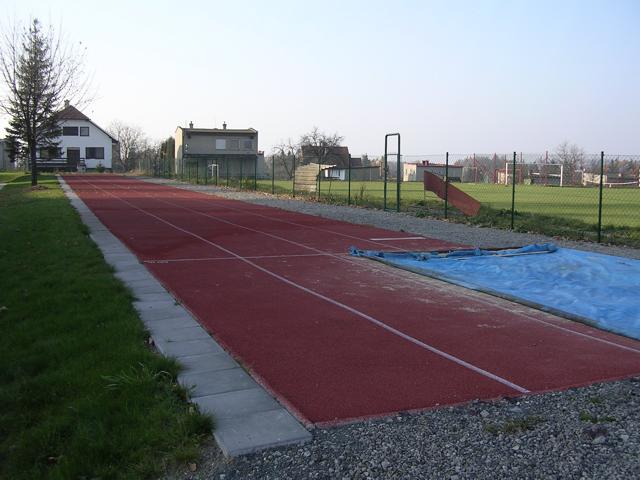 Sportovi�t� u �koly