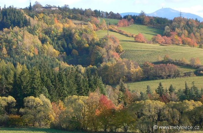 V poped Metylovsk hrka, v pozad Lys hora