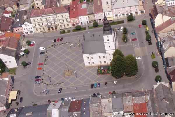 Radnice a náměstí <br>(Foto Jiří Vodička)