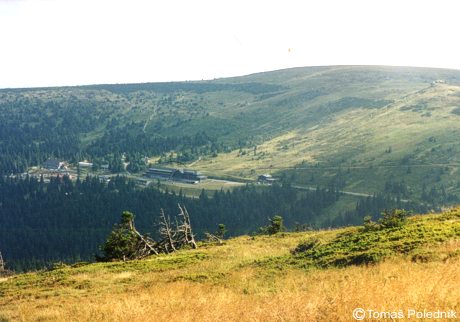 Pohled z Pradědu na areál Ovčárny, hotel Figura, vpravo nahoře Petrovy kameny